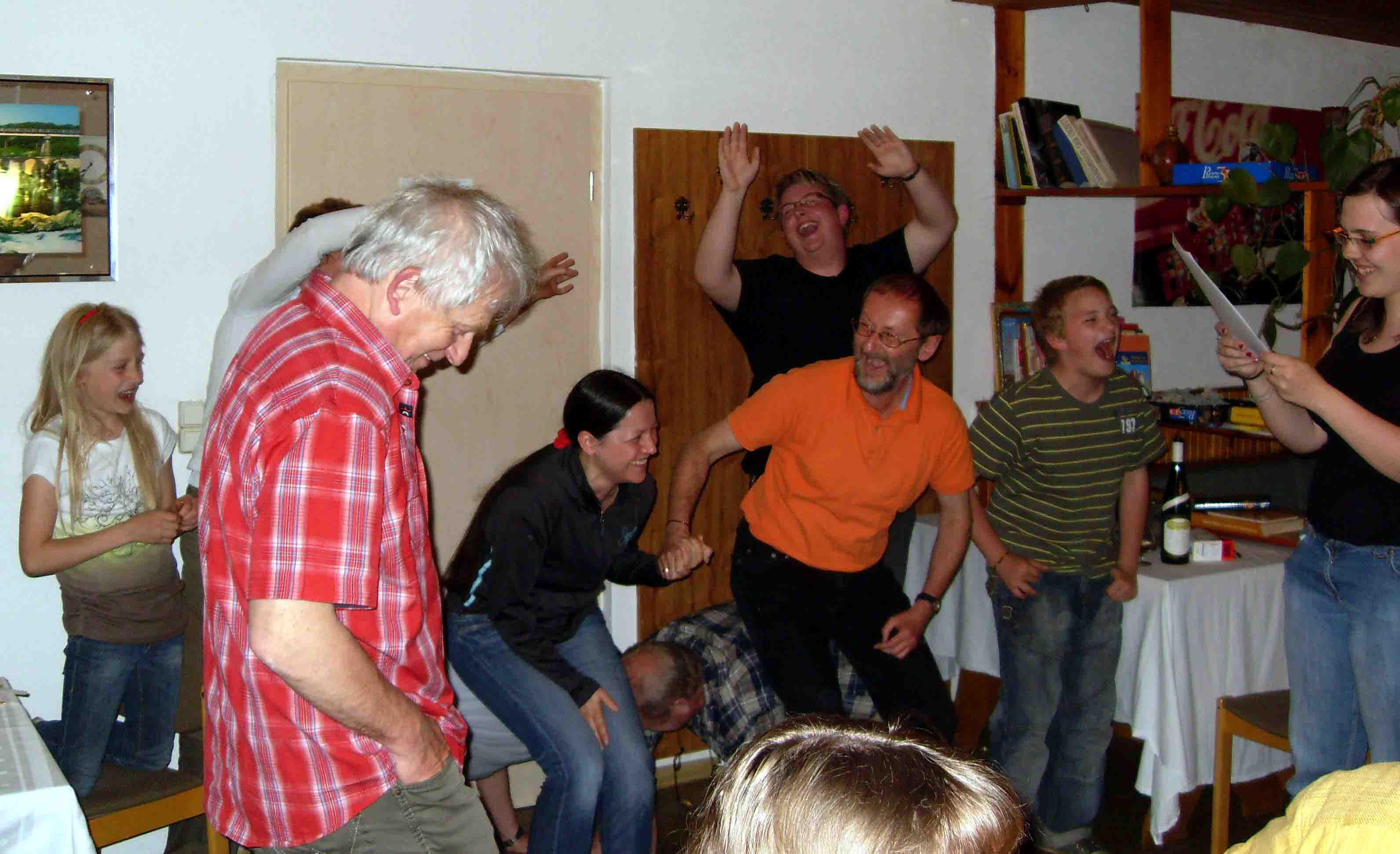 Jugendgruppe bei literarischen Spielen